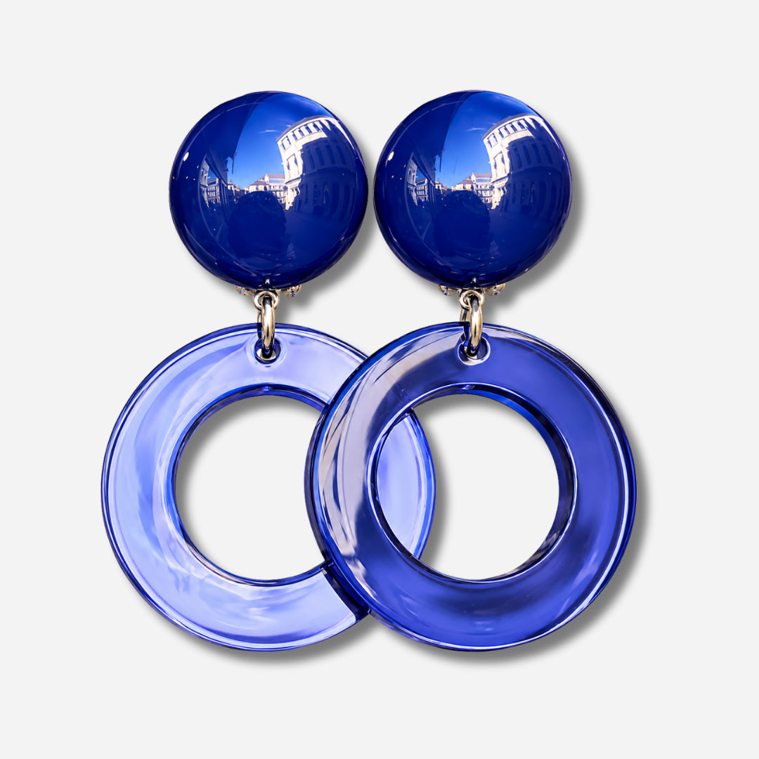 Boucles d’oreilles à clips Veronica XS Bleu Francine Bramli Paris, cabochon rond bleu profond et pendentif circulaire translucide bleu.