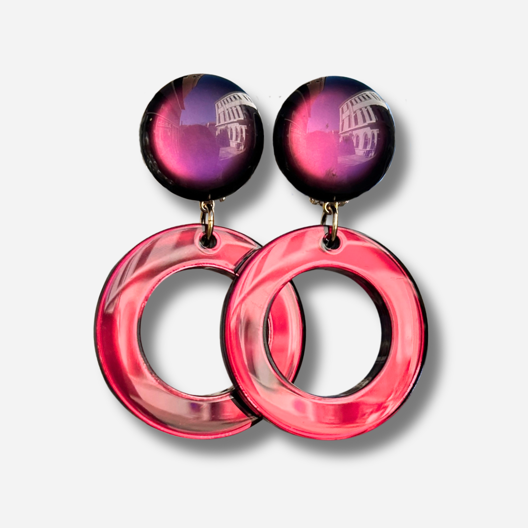 Boucles d'oreilles à clips Veronica XS Bordeaux Francine Bramli Paris, clips ronds bordeaux aux reflets violets et pendentifs circulaires ajourés en résine rose framboise translucide – Divinity Sète.