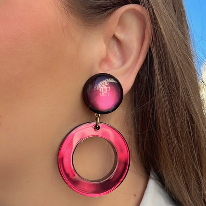 Boucles d'oreilles à clips Veronica XS Bordeaux Francine Bramli Paris, clips ronds bordeaux aux reflets violets et pendentifs circulaires ajourés en résine rose framboise translucide – Divinity Sète.
