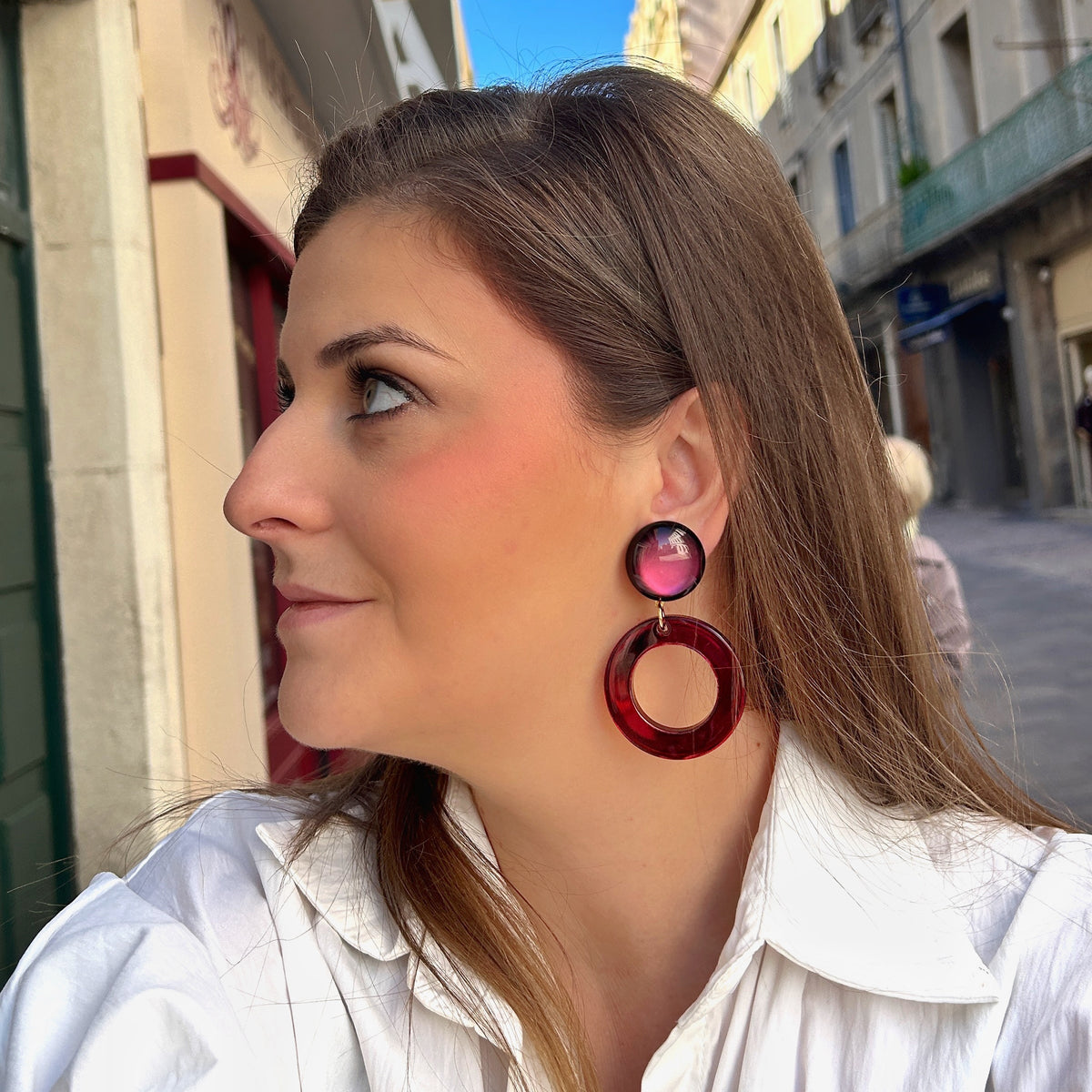 Boucles d'oreilles à clips Veronica XS Bordeaux Francine Bramli Paris, clips ronds bordeaux aux reflets violets et pendentifs circulaires ajourés en résine rose framboise translucide – Divinity Sète.