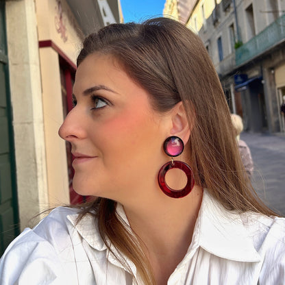 Boucles d'oreilles à clips Veronica XS Bordeaux Francine Bramli Paris, clips ronds bordeaux aux reflets violets et pendentifs circulaires ajourés en résine rose framboise translucide – Divinity Sète.