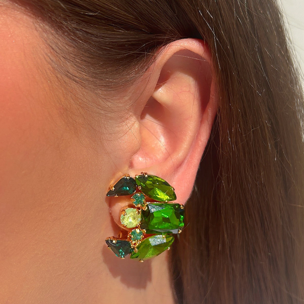 Boucles d’oreilles Vesper Émeraude Crézus à clips, cristaux facettés vert émeraude, vert lime et vert pastel aux formes géométriques sur monture dorée