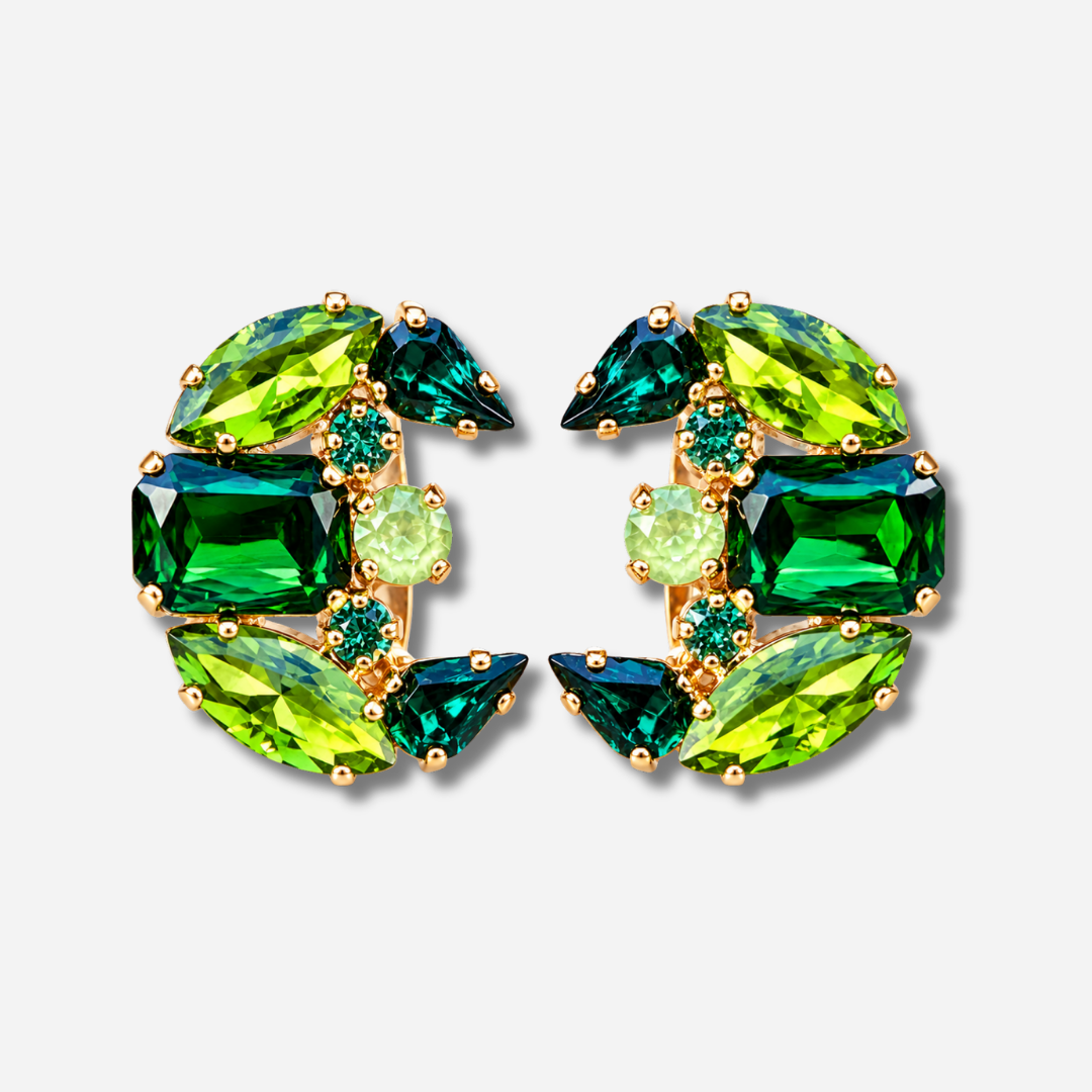 Boucles d’oreilles Vesper Émeraude Crézus à clips, cristaux facettés vert émeraude, vert lime et vert pastel aux formes géométriques sur monture dorée