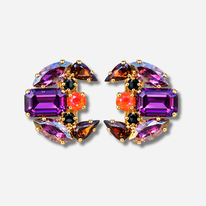 Boucles d’oreilles Vesper Figue Crézus à clips, cristaux facettés violets, prune, orange et noir aux formes géométriques sur monture dorée