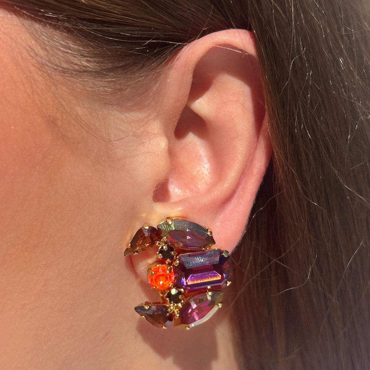 Boucles d’oreilles Vesper Figue Crézus à clips, cristaux facettés violets, prune, orange et noir aux formes géométriques sur monture dorée
