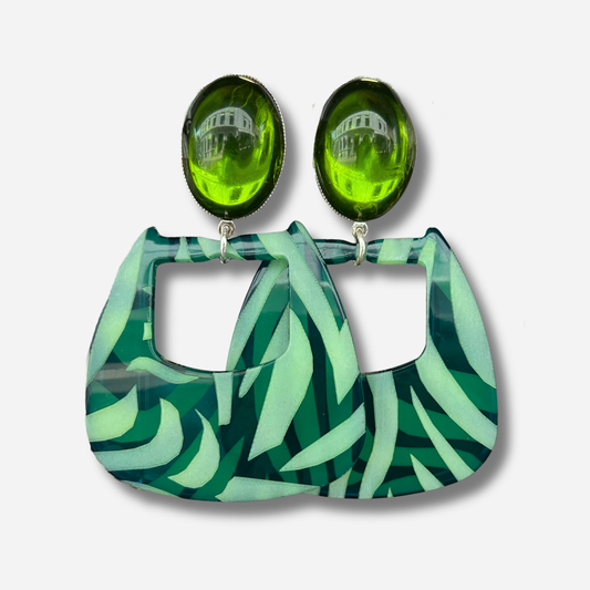 Boucles d'oreilles Veya Vertes Francine Bramli avec cabochon vert émeraude et résine graphique aux motifs tropicaux