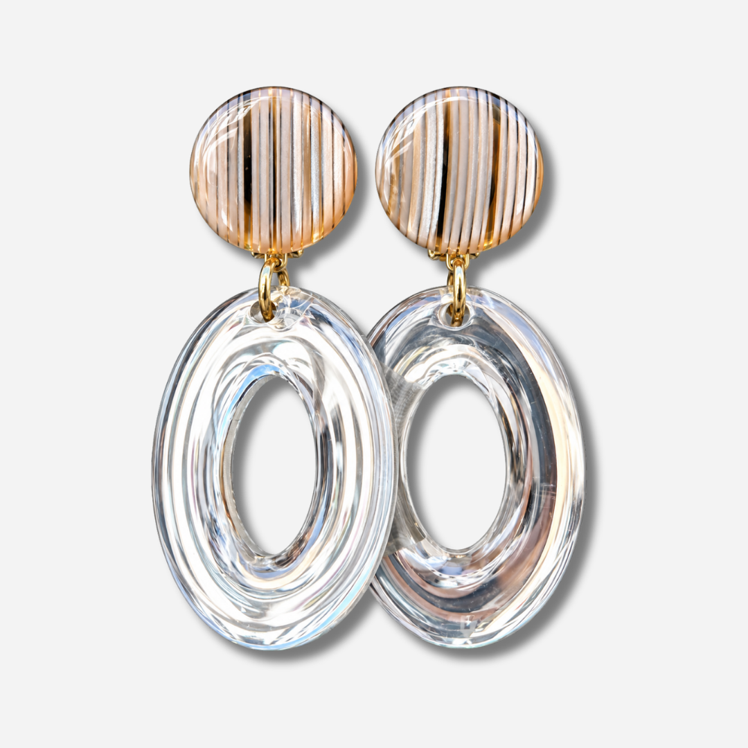 Boucles d’oreilles Vivas Beige à clips Francine Bramli Paris, cabochons ronds rayés beige et champagne et grands anneaux ovales transparents.
