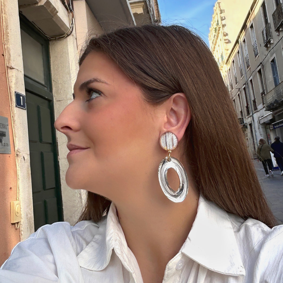 Boucles d’oreilles Vivas Beige à clips Francine Bramli Paris, cabochons ronds rayés beige et champagne et grands anneaux ovales transparents.