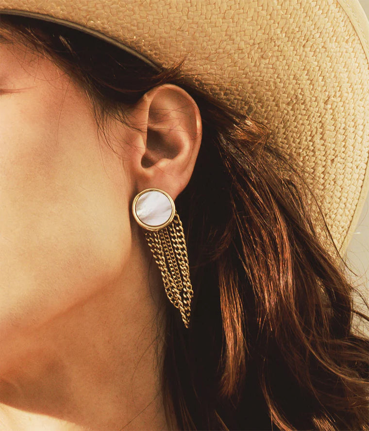 Boucles d’oreilles Wida ZAG en acier inoxydable doré avec médaillon en nacre blanche et chaînes pendantes