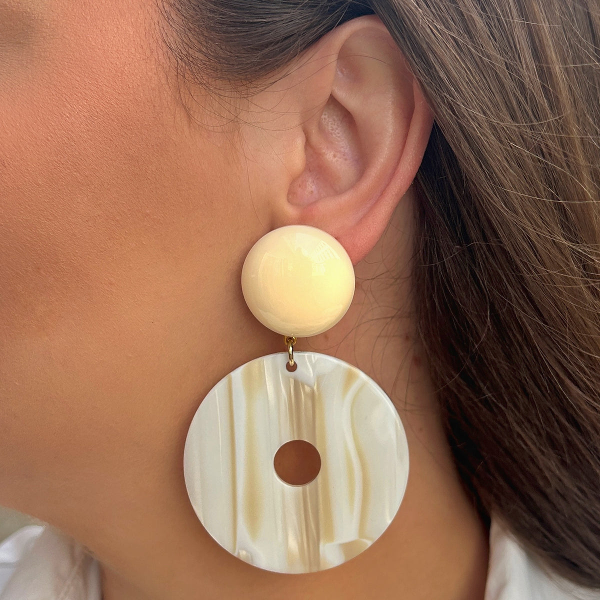 Boucles d’oreilles Yuki Alba XS blanc nacré Francine Bramli Paris
