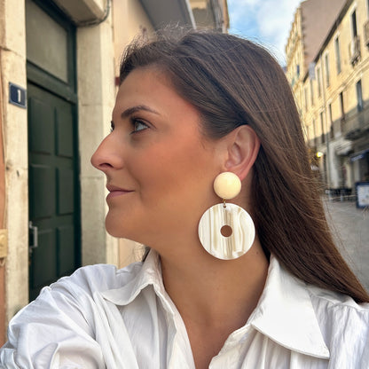 Boucles d’oreilles Yuki Alba XS blanc nacré Francine Bramli Paris
