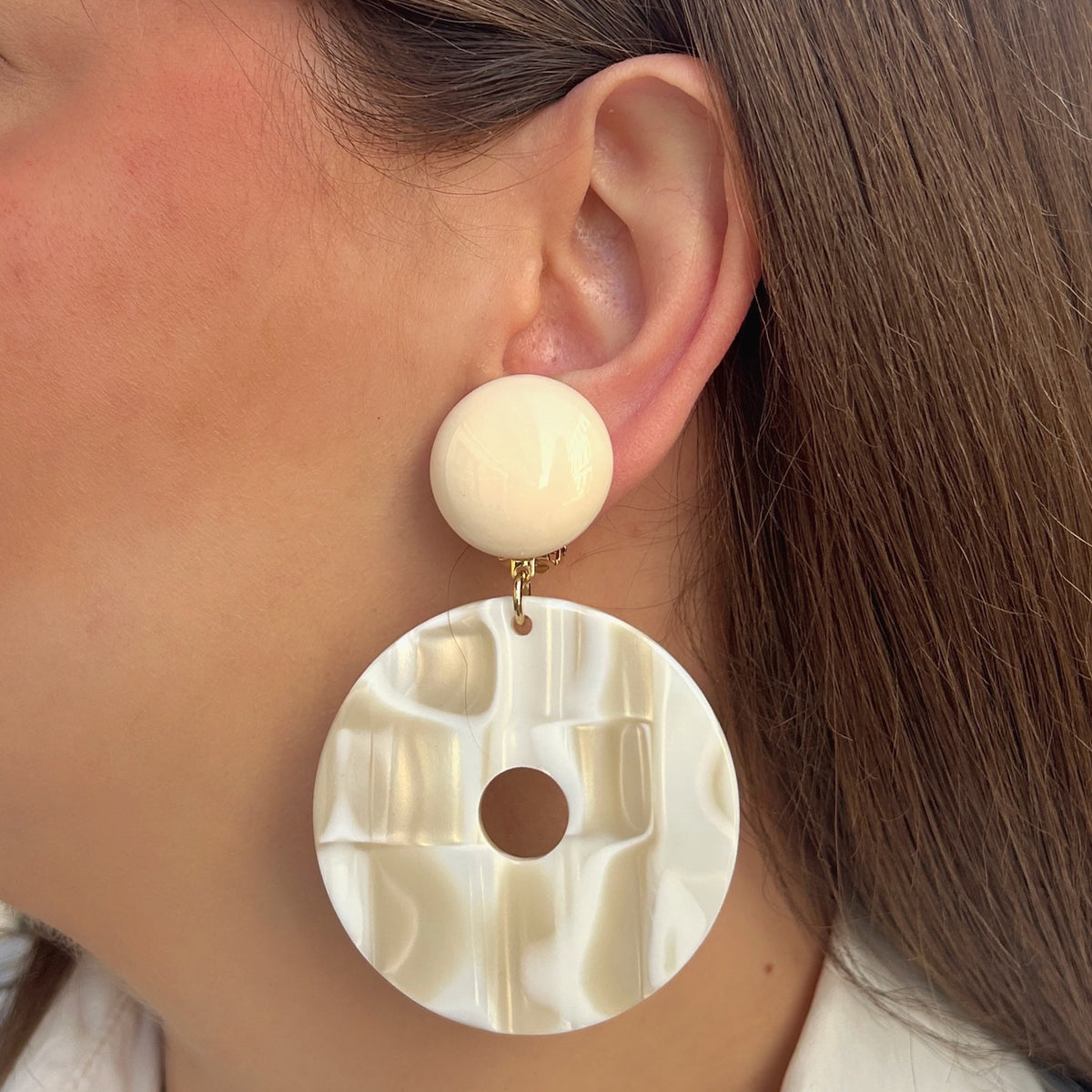 Boucles d’oreilles Yuki Alba XS blanc nacré Francine Bramli Paris
