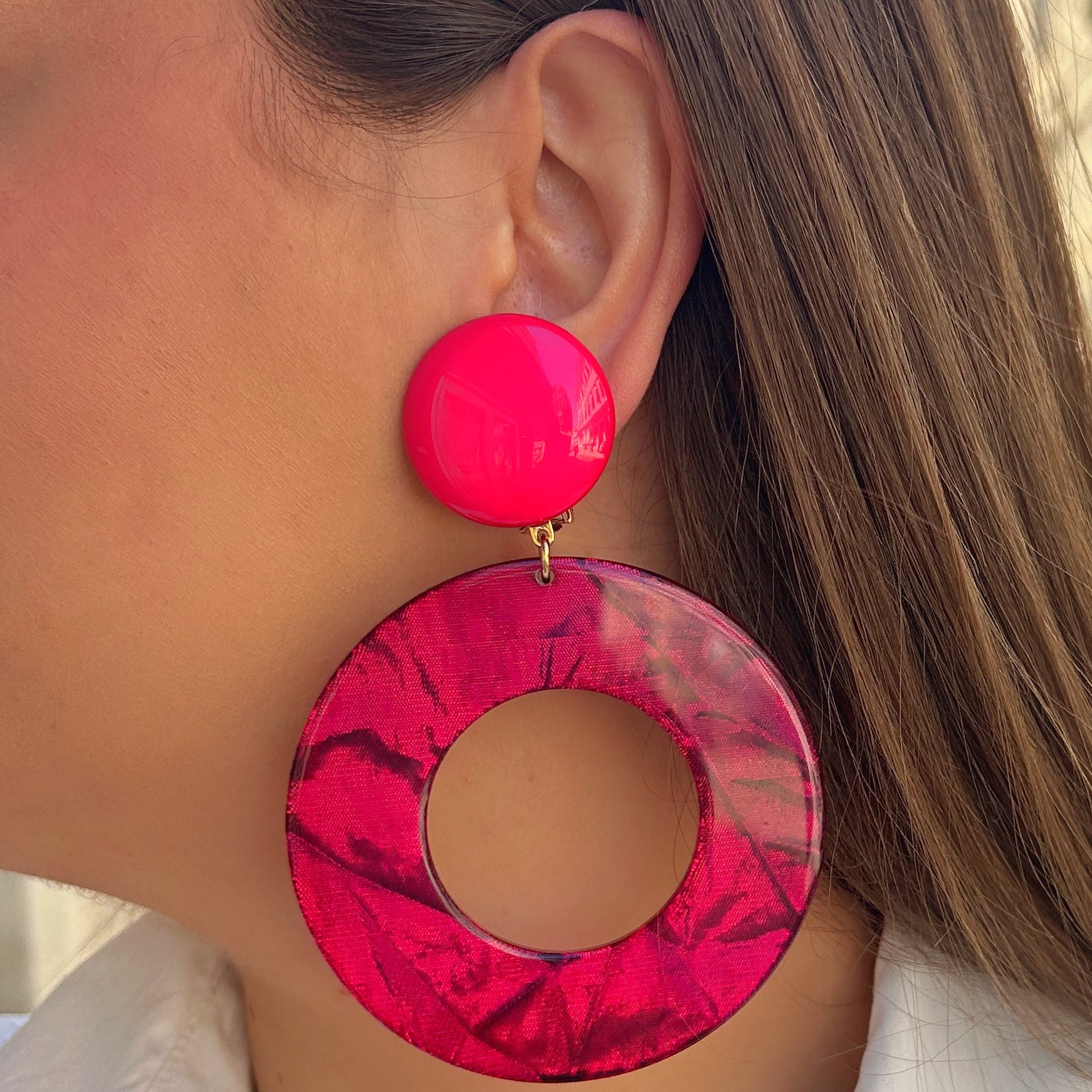 Boucles d’oreilles Yuki Framboise Francine Bramli Paris en résine rose fuchsia avec grand anneau ajouré