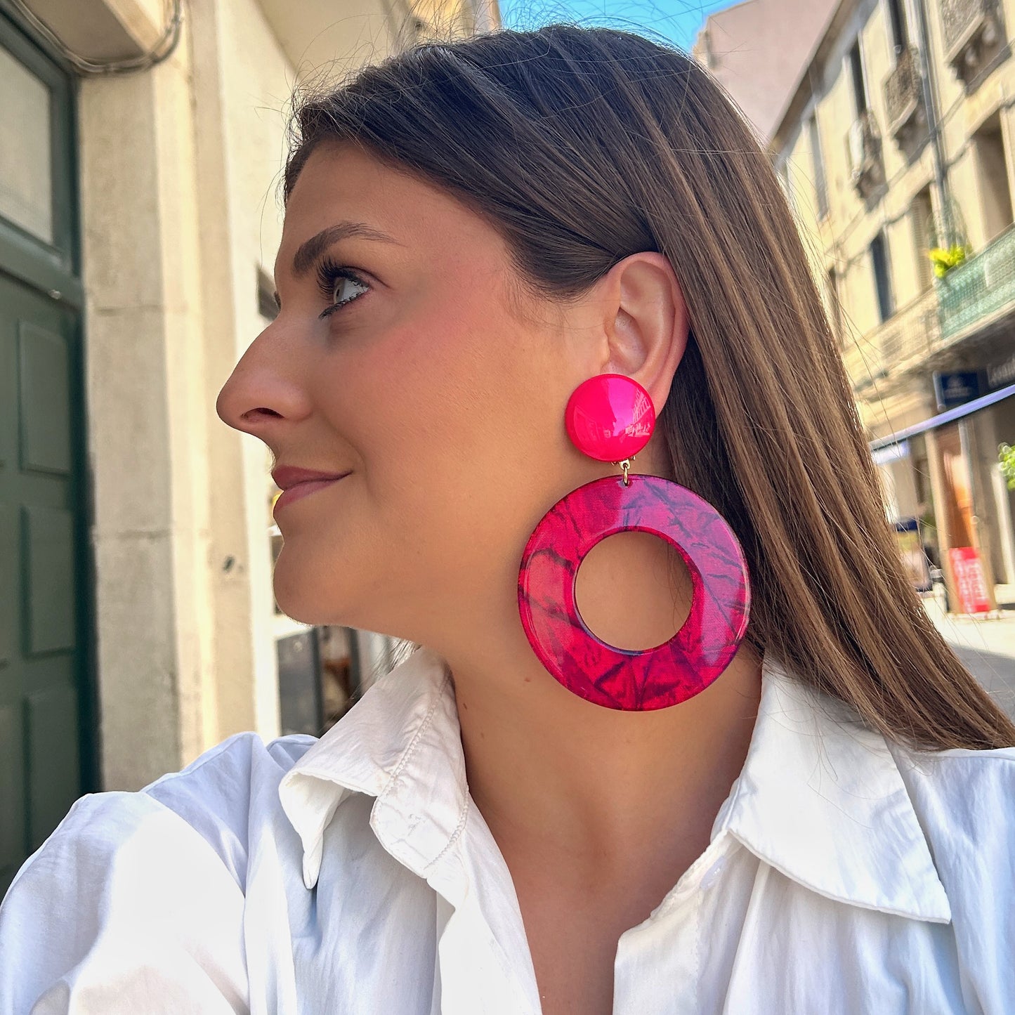 Boucles d’oreilles Yuki Framboise Francine Bramli Paris en résine rose fuchsia avec grand anneau ajouré