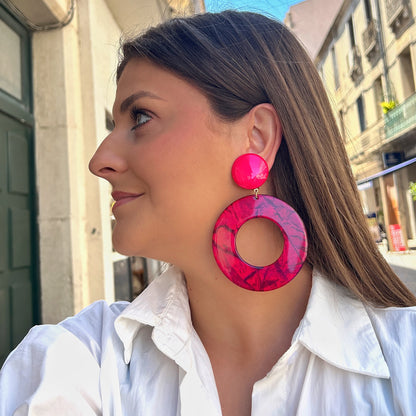 Boucles d’oreilles Yuki Framboise Francine Bramli Paris en résine rose fuchsia avec grand anneau ajouré