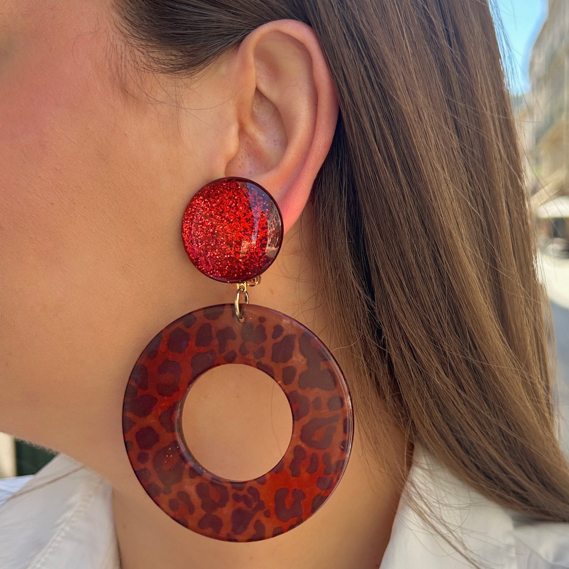 Boucles d’oreilles Yuki Léopard Rouge Francine Bramli Paris avec cabochon rouge pailleté et grand anneau léopard rouge