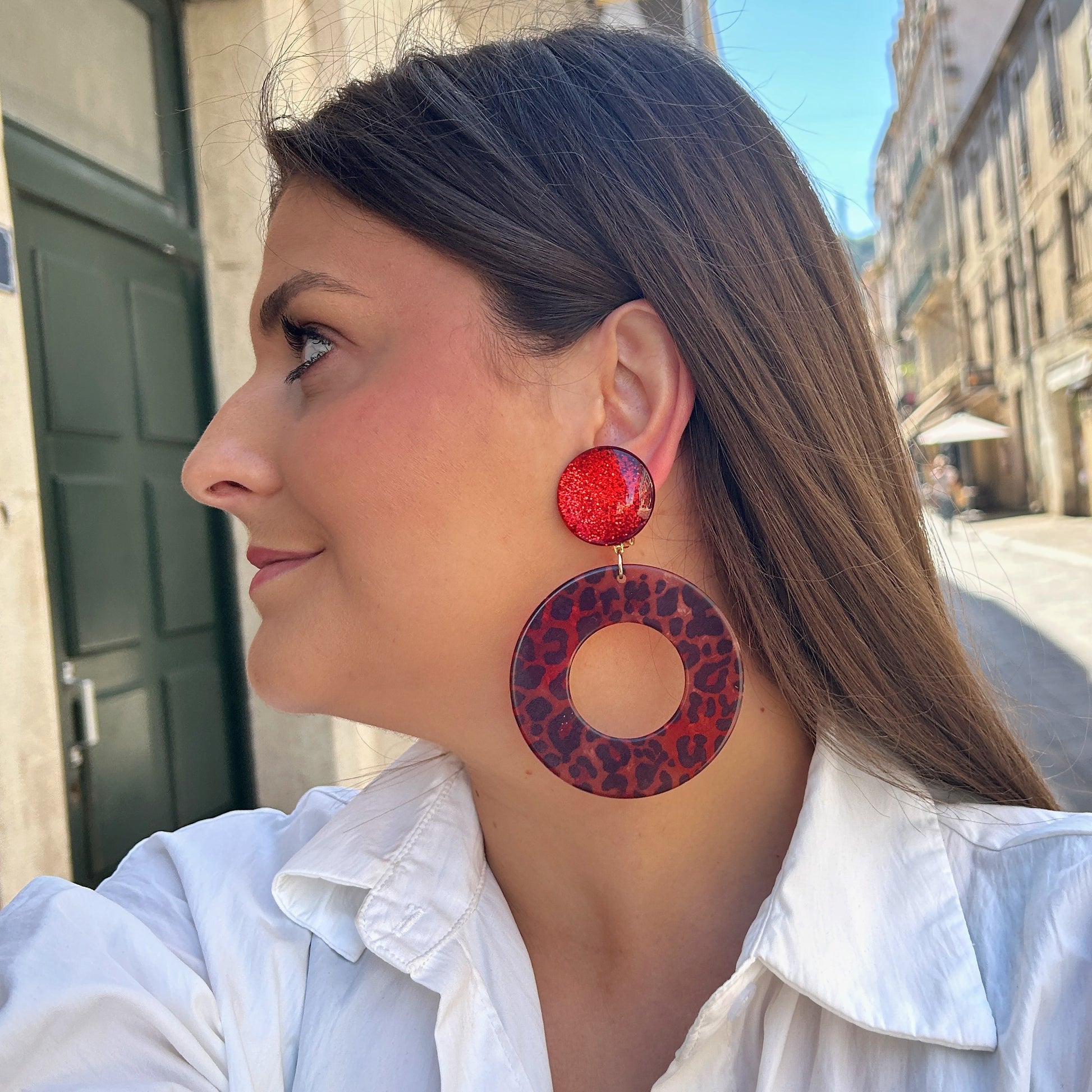 Boucles d’oreilles Yuki Léopard Rouge Francine Bramli Paris avec cabochon rouge pailleté et grand anneau léopard rouge