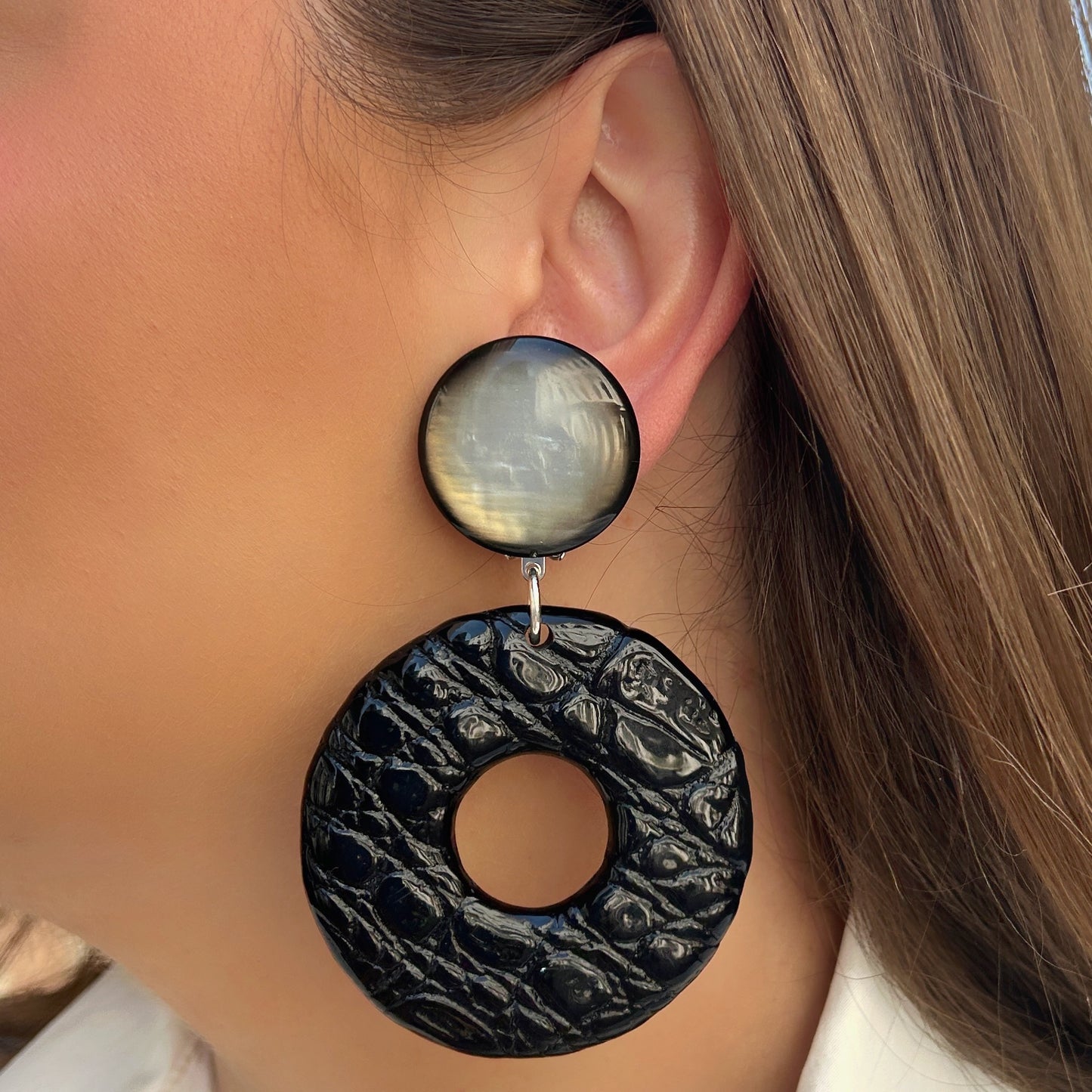 Boucles d’oreilles Yuki Matelassé Noir Francine Bramli Paris
