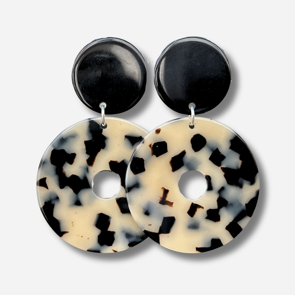 Boucles d’oreilles Yuki XS écaille noir et blanc Francine Bramli Paris
