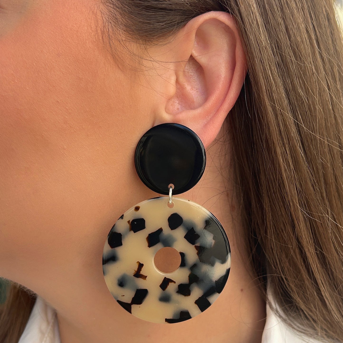 Boucles d’oreilles Yuki XS écaille noir et blanc Francine Bramli Paris
