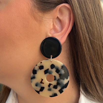 Boucles d’oreilles Yuki XS écaille noir et blanc Francine Bramli Paris
