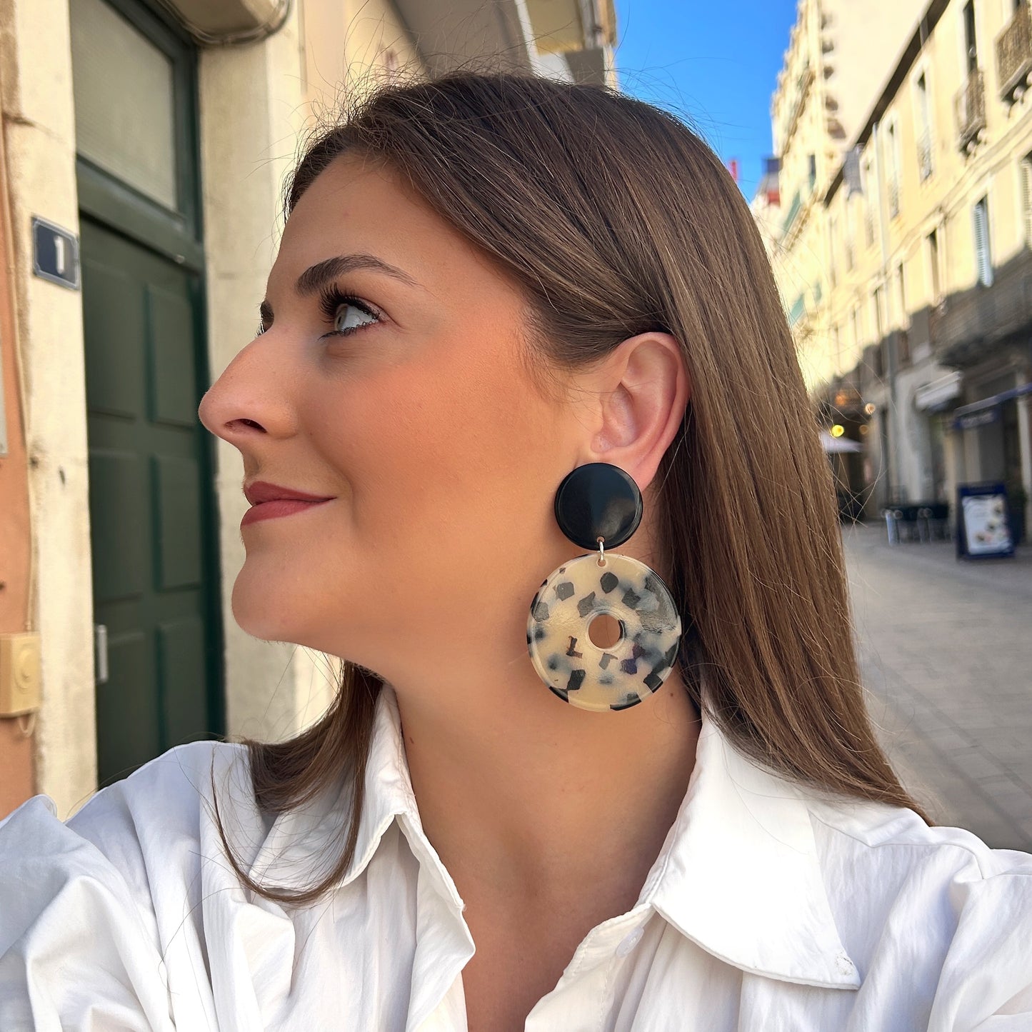 Boucles d’oreilles Yuki XS écaille noir et blanc Francine Bramli Paris
