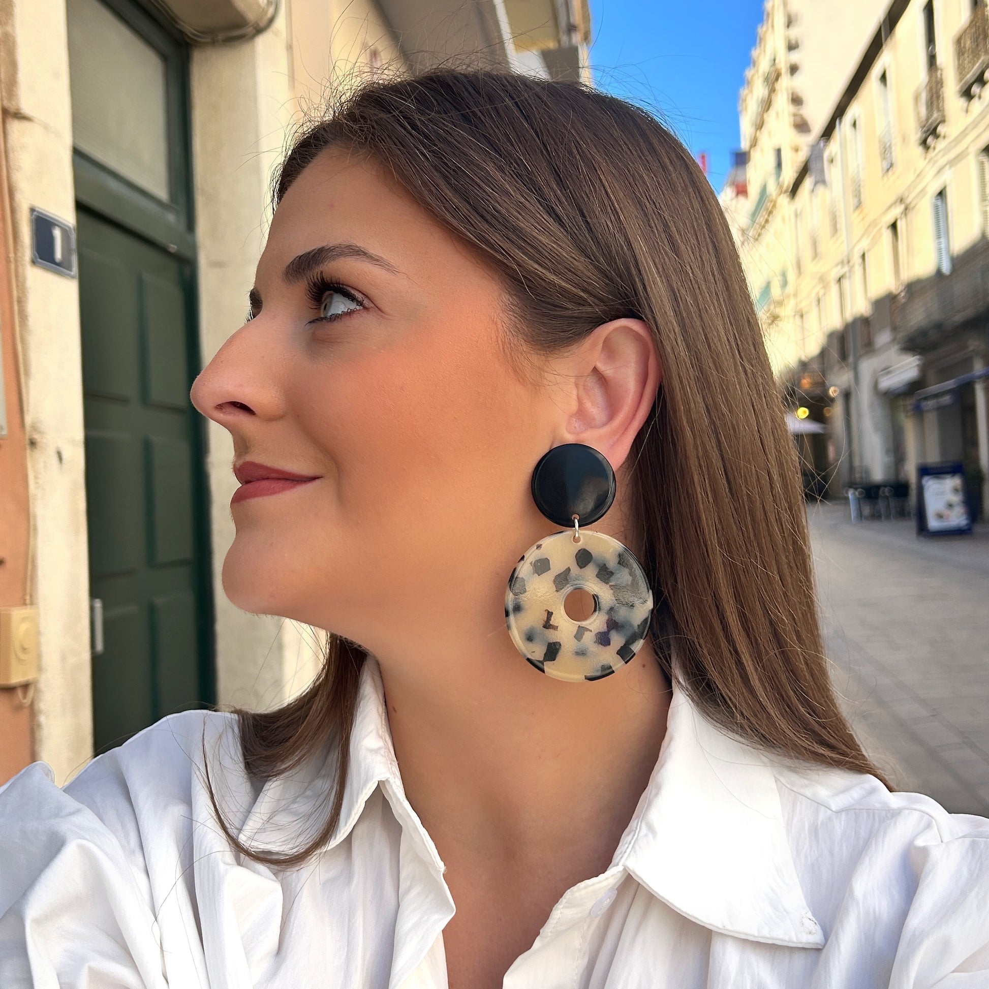 Boucles d’oreilles Yuki XS écaille noir et blanc Francine Bramli Paris
