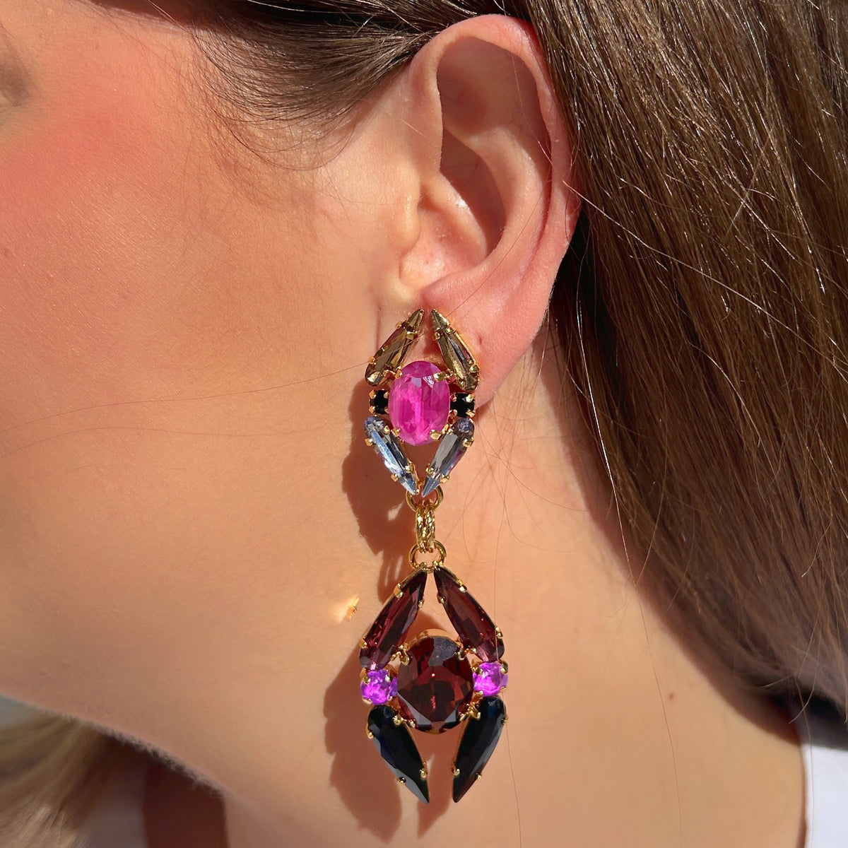 Boucles d’oreilles pendantes à clips Zénith Mûre Crézus avec cristaux rose fuchsia, prune, violets et noirs, pierres ovales et navettes sur montures dorées – Divinity Sète