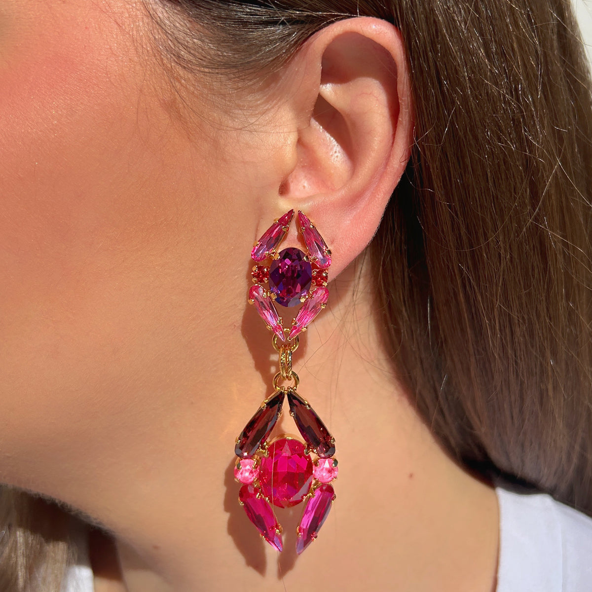 Boucles d’oreilles pendantes à clips Zénith Orchidée Crézus avec cristaux roses, fuchsia, violets et grenat, pierres ovales et navettes sur montures dorées – Divinity Sète