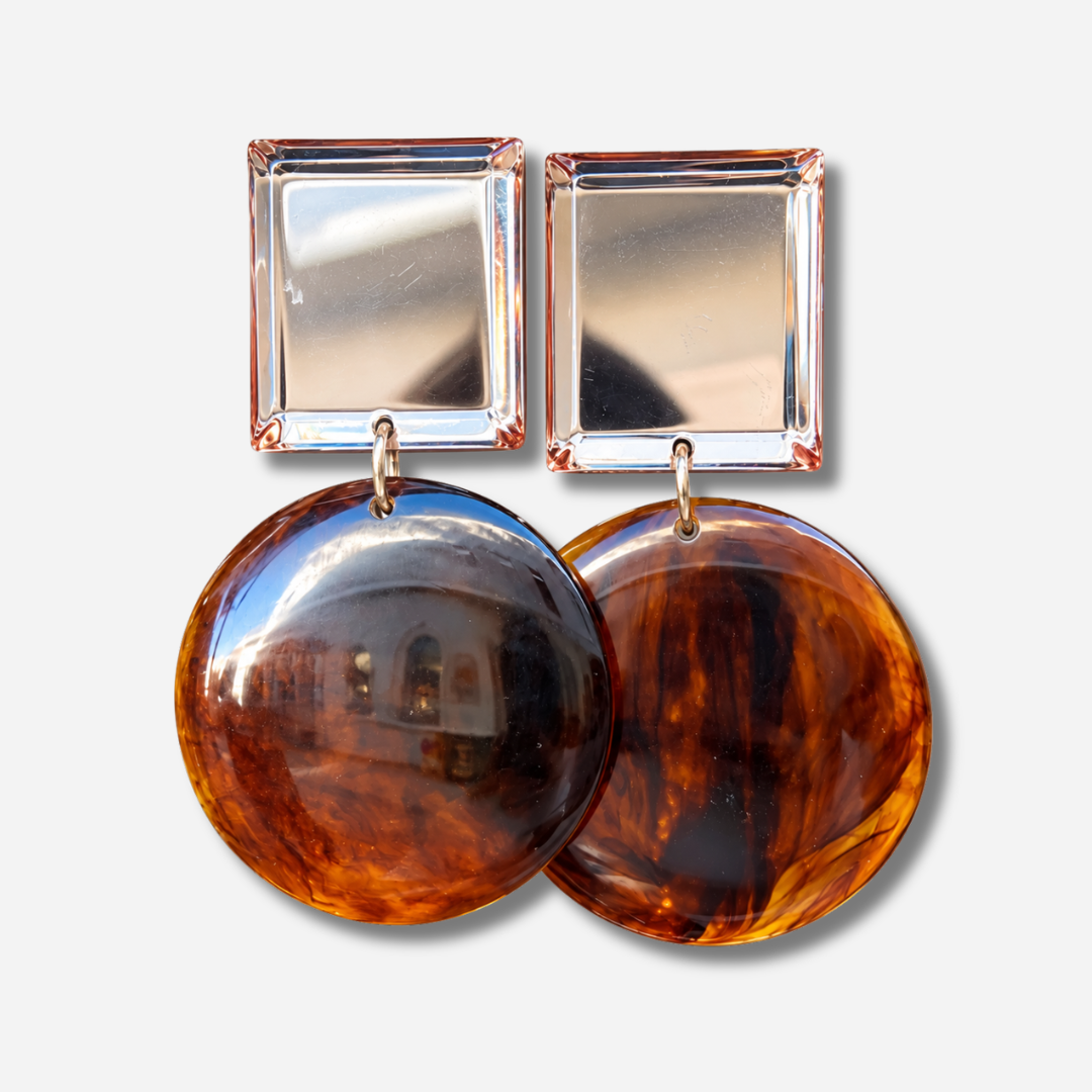 Boucles d’oreilles Zoé Marron Miroir à clips Francine Bramli Paris, cabochons carrés miroir argenté avec bordures translucides ambrées et grands pendentifs ronds marbrés marron, cognac et ambre, Divinity Sète.