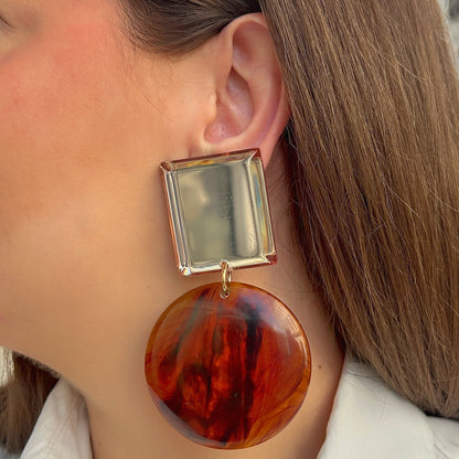Boucles d’oreilles Zoé Marron Miroir à clips Francine Bramli Paris, cabochons carrés miroir argenté avec bordures translucides ambrées et grands pendentifs ronds marbrés marron, cognac et ambre, Divinity Sète.