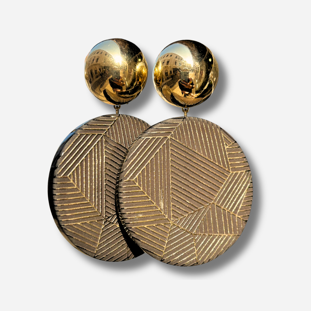 Boucles d'oreilles Zoé Noir et Or Francine Bramli avec cabochon doré et disque noir gravé géométrique