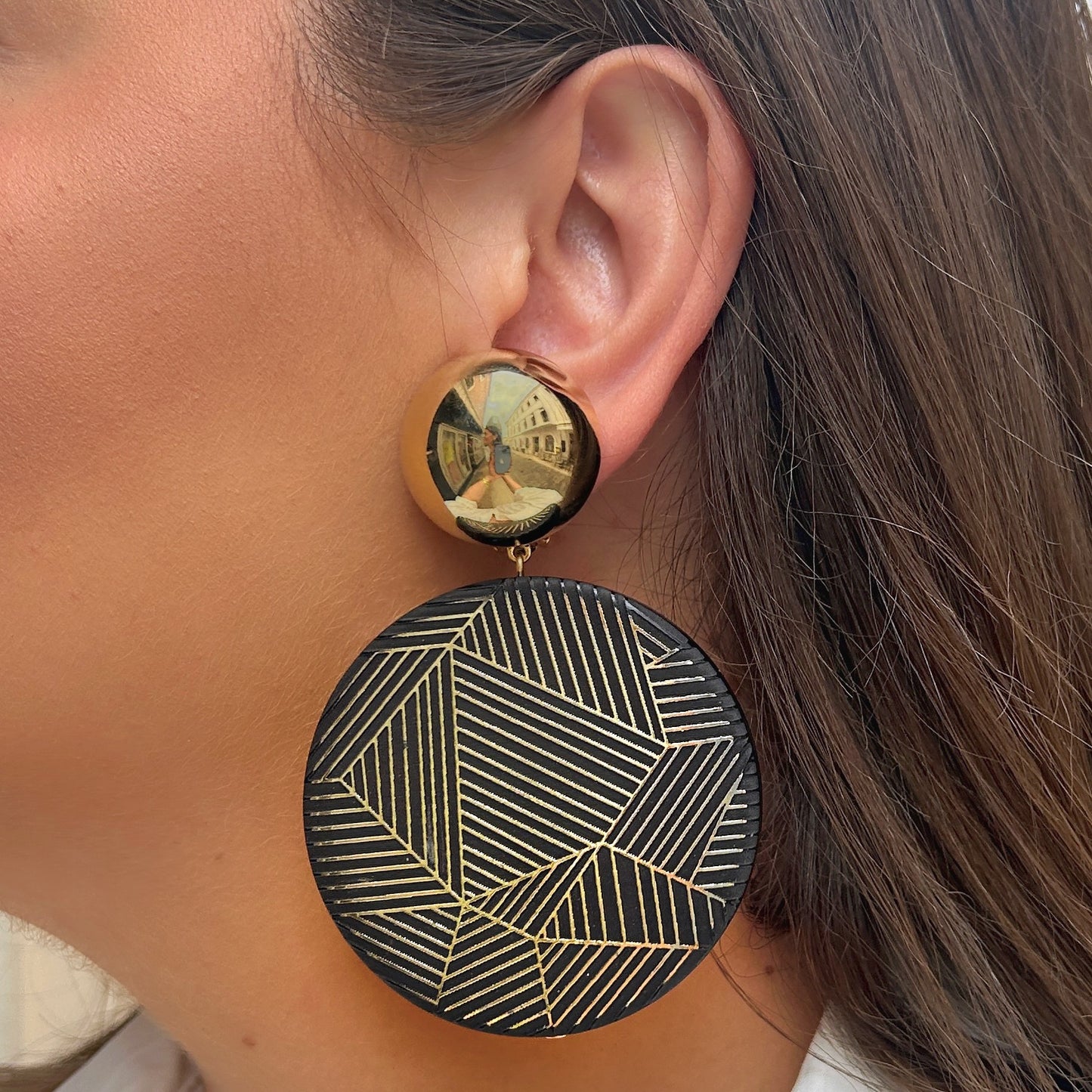 Boucles d'oreilles Zoé Noir et Or Francine Bramli avec cabochon doré et disque noir gravé géométrique