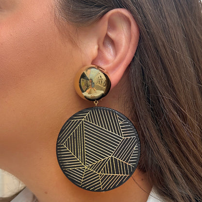 Boucles d'oreilles Zoé Noir et Or Francine Bramli avec cabochon doré et disque noir gravé géométrique