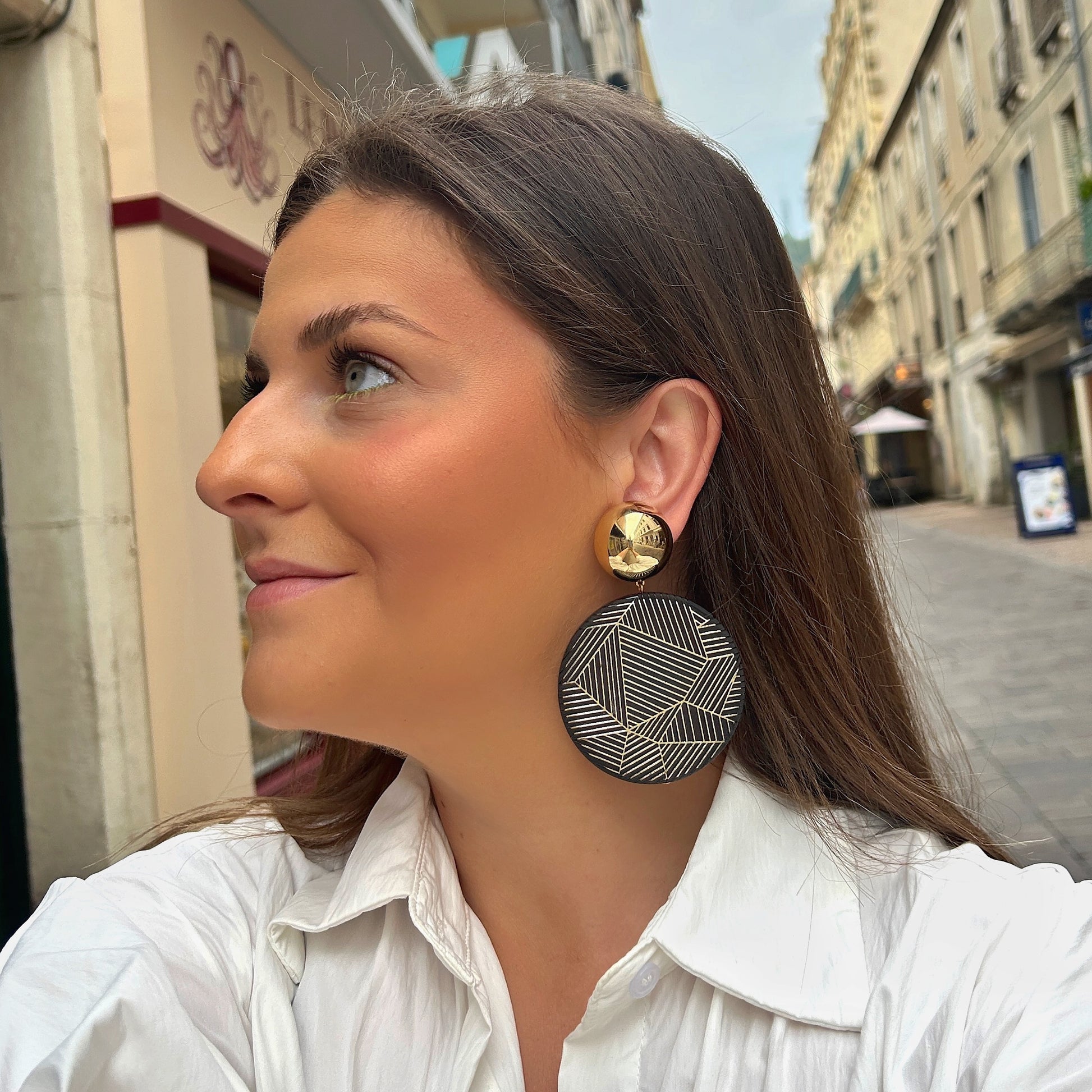 Boucles d'oreilles Zoé Noir et Or Francine Bramli avec cabochon doré et disque noir gravé géométrique