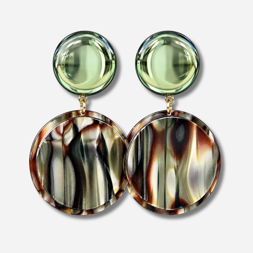 Boucles d’oreilles Zoé Onyx à clips Francine Bramli Paris, cabochons ronds vert olive translucide et grands pendentifs circulaires marbrés noir, brun, kaki et ivoire, Divinity Sète.