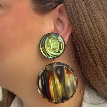 Boucles d’oreilles Zoé Onyx à clips Francine Bramli Paris, cabochons ronds vert olive translucide et grands pendentifs circulaires marbrés noir, brun, kaki et ivoire, Divinity Sète.