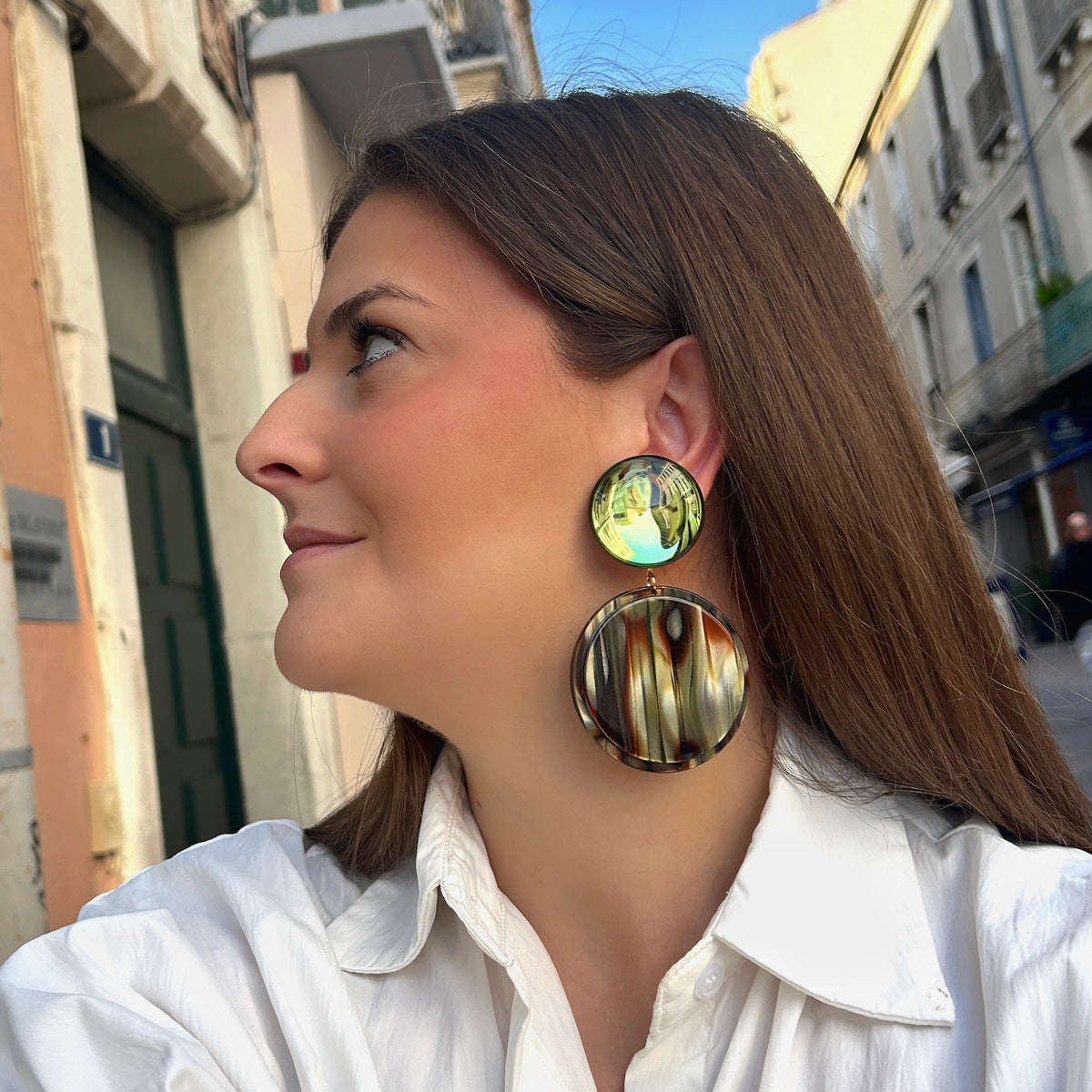Boucles d’oreilles Zoé Onyx à clips Francine Bramli Paris, cabochons ronds vert olive translucide et grands pendentifs circulaires marbrés noir, brun, kaki et ivoire, Divinity Sète.