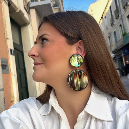 Boucles d’oreilles Zoé Onyx à clips Francine Bramli Paris, cabochons ronds vert olive translucide et grands pendentifs circulaires marbrés noir, brun, kaki et ivoire, Divinity Sète.