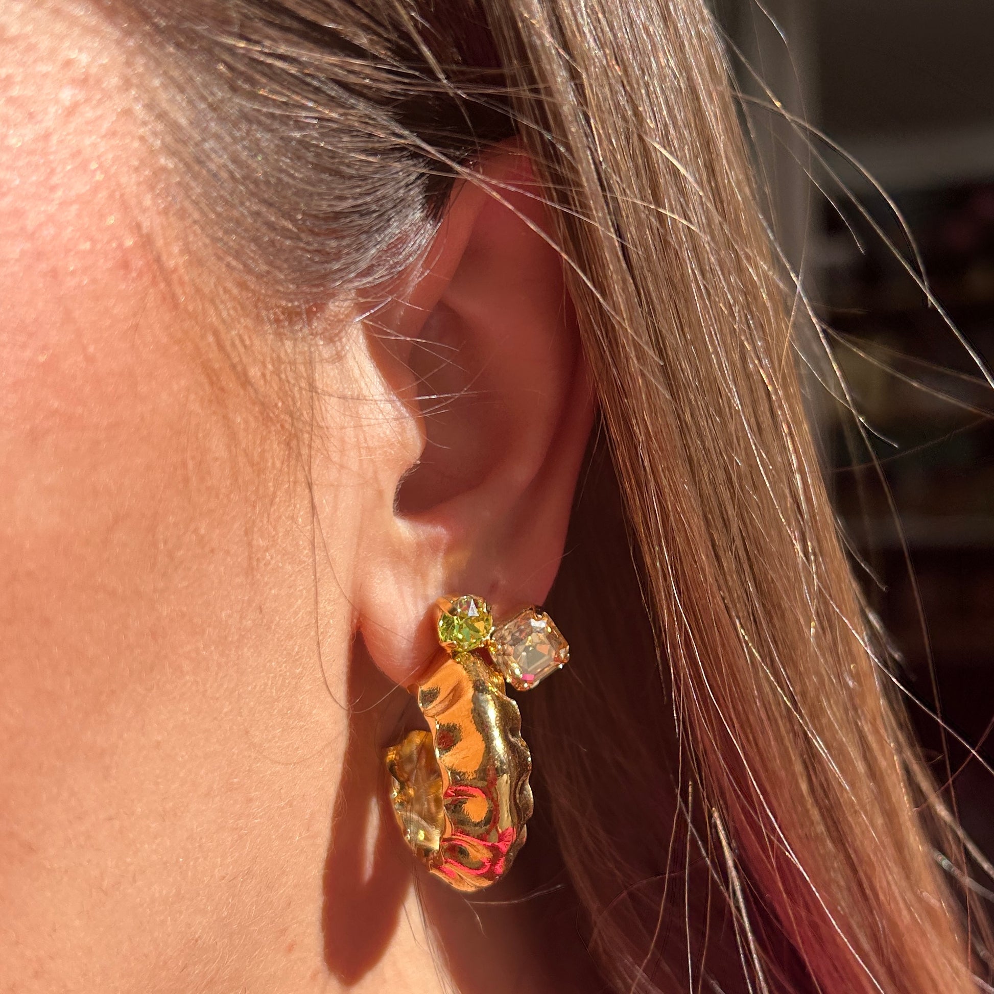 Boucles d’oreilles Oryna Anis Crézus créoles dorées texturées