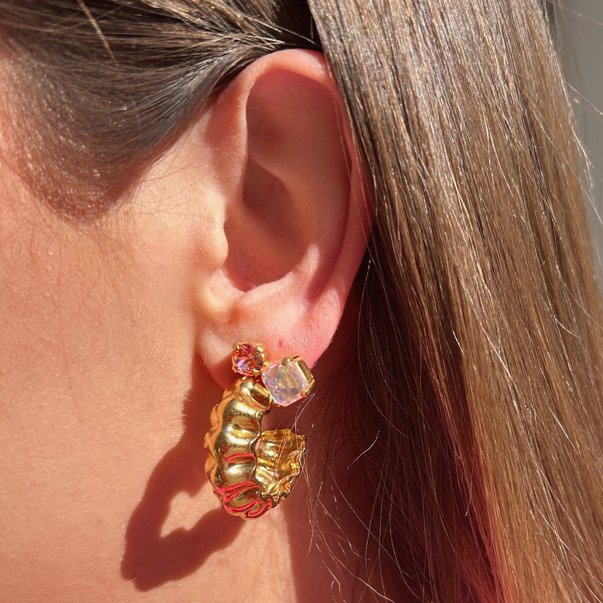Boucles d’oreilles Oryna Rose Crézus créoles dorées texturées