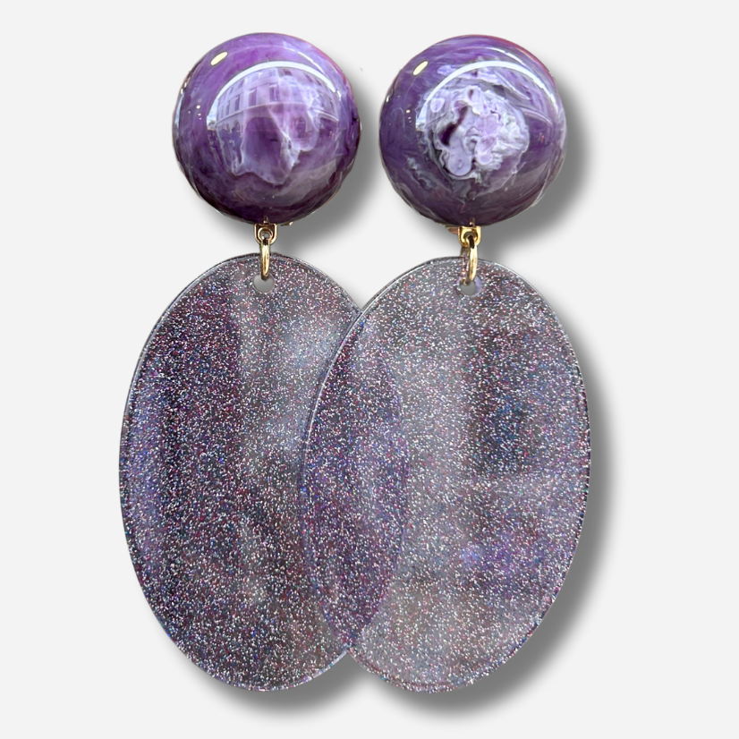 Boucles Paillette Violette Francine Bramli Paris oversize avec clou violet marbré et médaillon pailleté rose-violet.
