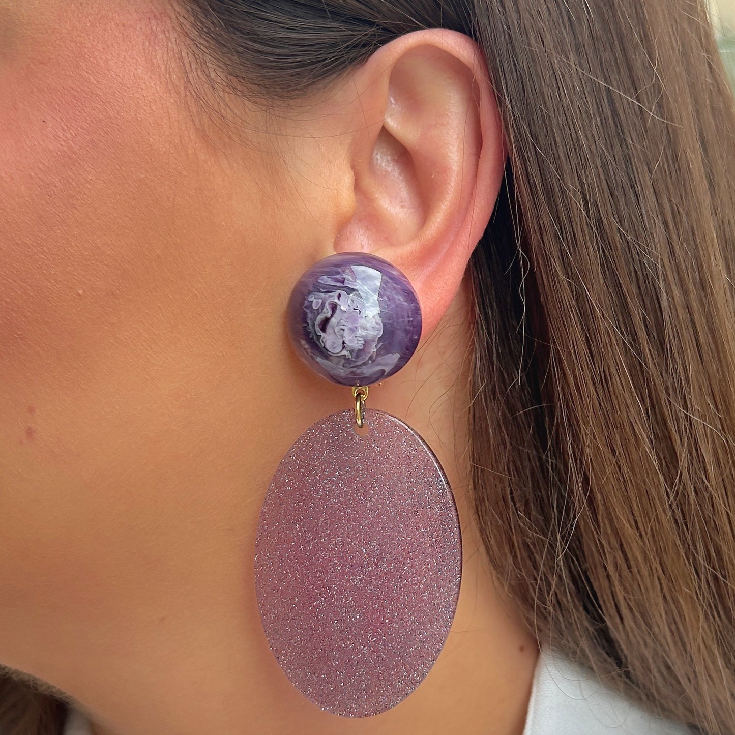 Boucles Paillette Violette Francine Bramli Paris oversize avec clou violet marbré et médaillon pailleté rose-violet.