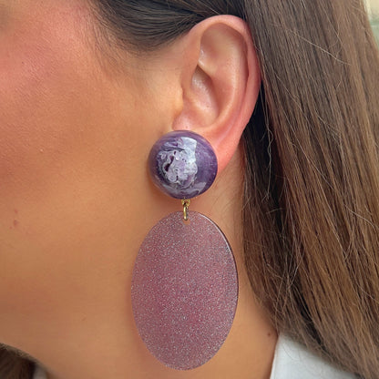 Boucles Paillette Violette Francine Bramli Paris oversize avec clou violet marbré et médaillon pailleté rose-violet.