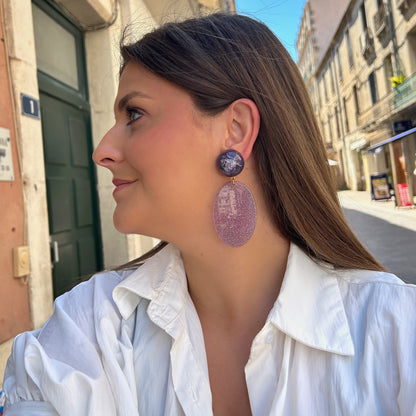Boucles Paillette Violette Francine Bramli Paris oversize avec clou violet marbré et médaillon pailleté rose-violet.