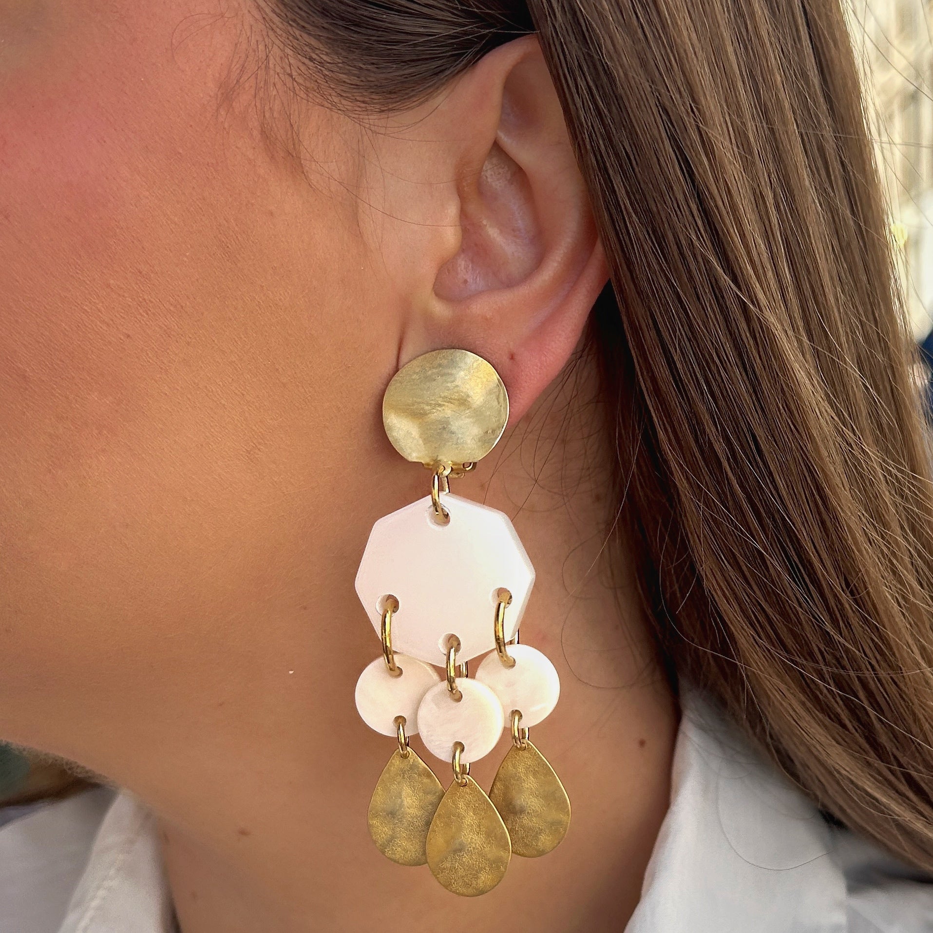 Boucles Pampilles Blanc Doré Francine Bramli Paris avec pampilles dorées martelées et résine blanche nacrée portées – boucles bohème chic chez Divinity Sète