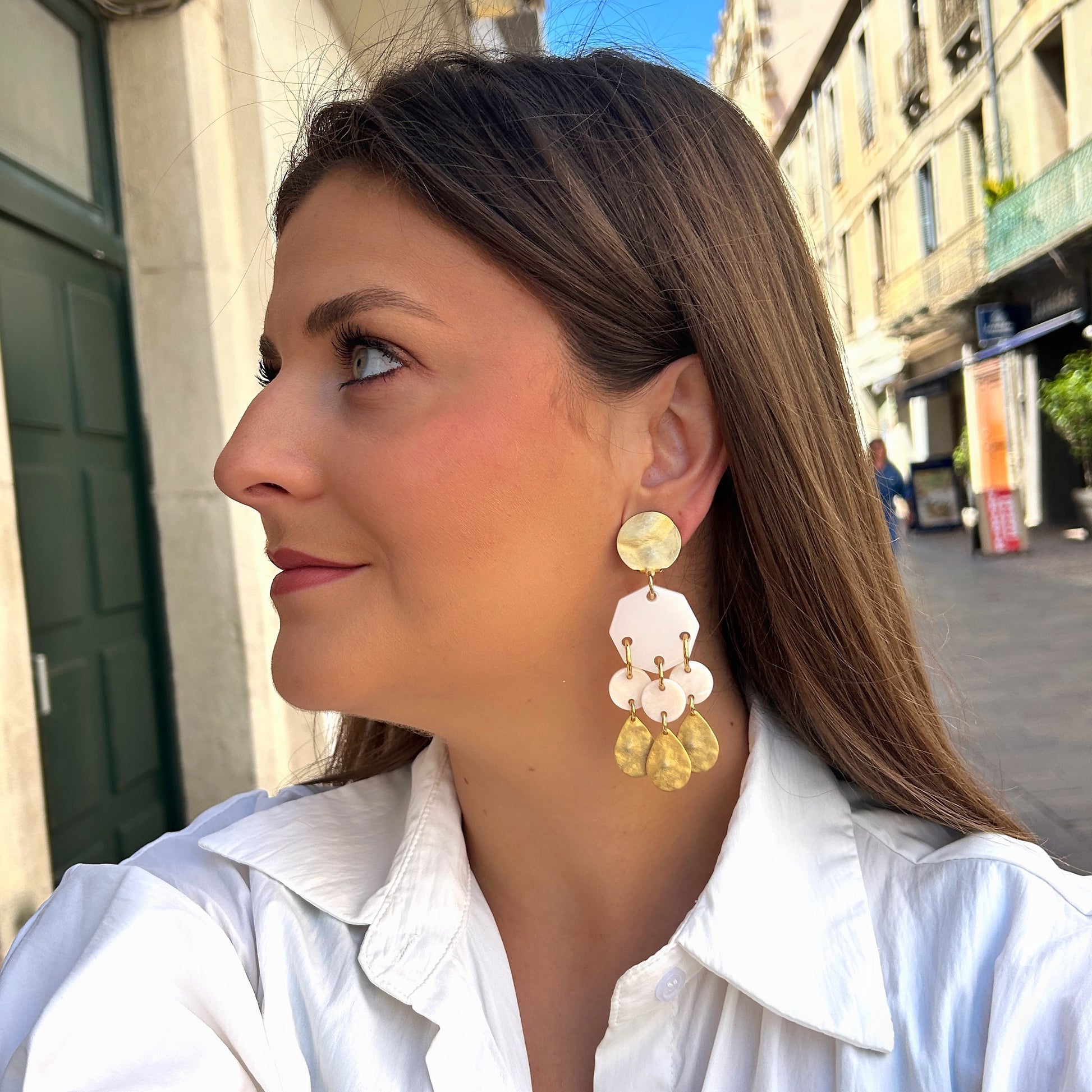 Boucles Pampilles Blanc Doré Francine Bramli Paris avec pampilles dorées martelées et résine blanche nacrée portées – boucles bohème chic chez Divinity Sète