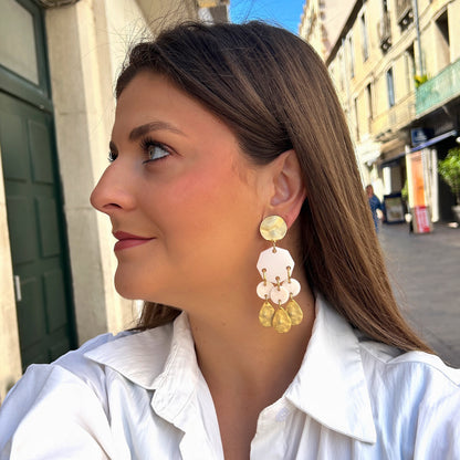 Boucles Pampilles Blanc Doré Francine Bramli Paris avec pampilles dorées martelées et résine blanche nacrée portées – boucles bohème chic chez Divinity Sète