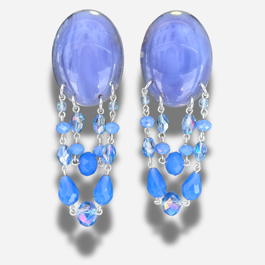 Boucles Pampilles Bleu Lavande Francine Bramli Paris avec cabochon bleu lavande et pampilles de perles facettées bleues et cristallines.