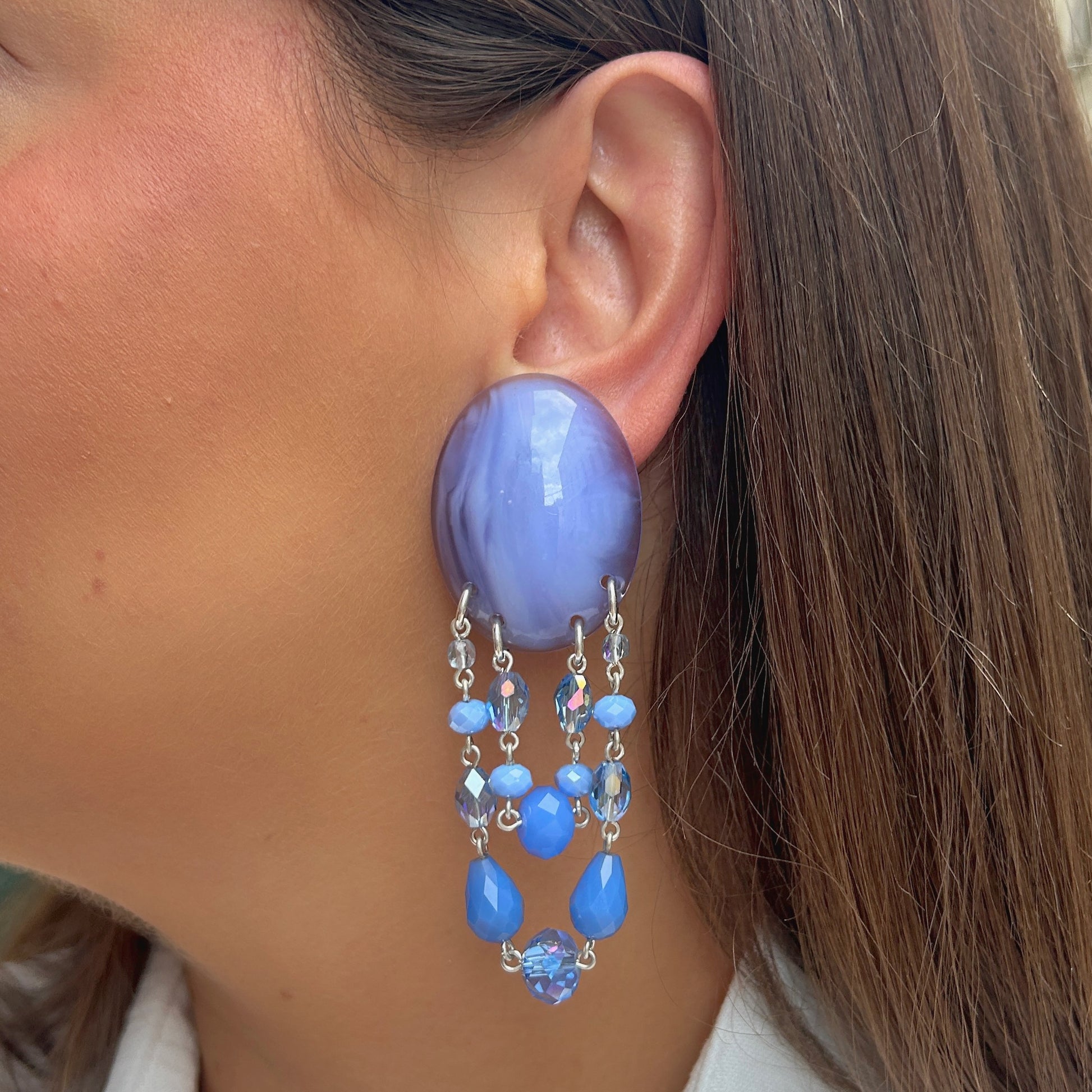 Boucles Pampilles Bleu Lavande Francine Bramli Paris avec cabochon bleu lavande et pampilles de perles facettées bleues et cristallines.
